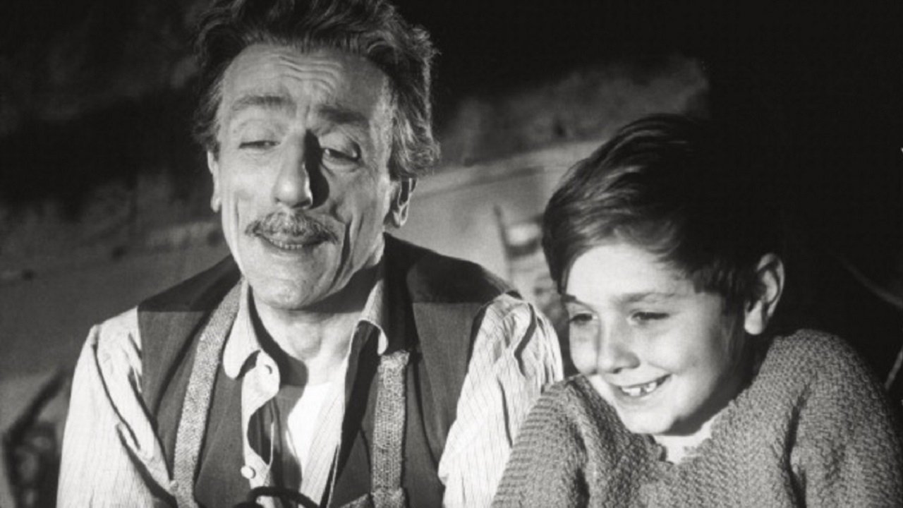 L'uomo dai calzoni corti backdrop