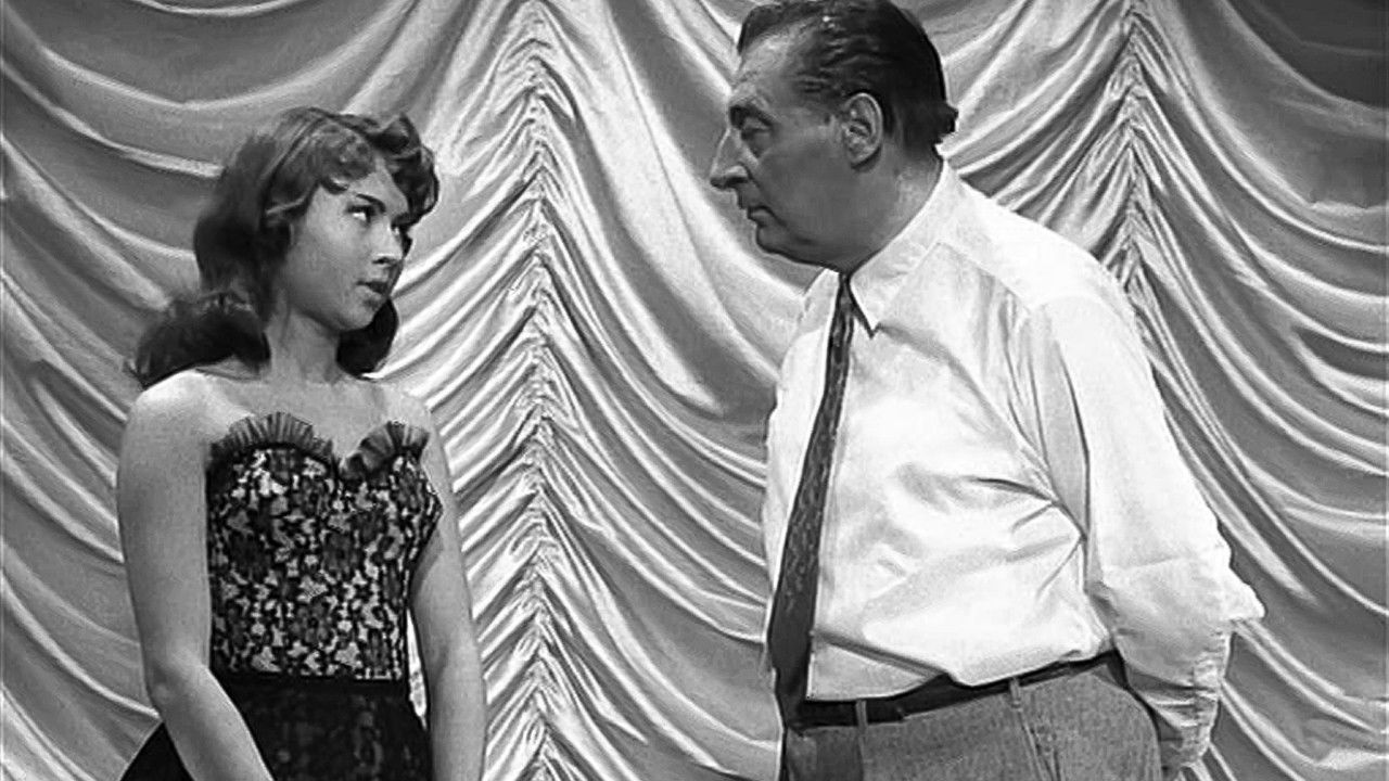 La Môme Pigalle backdrop