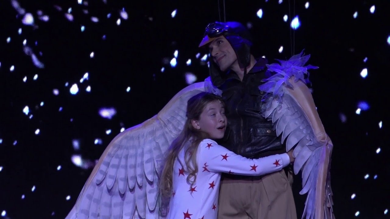 Emilie Jolie backdrop