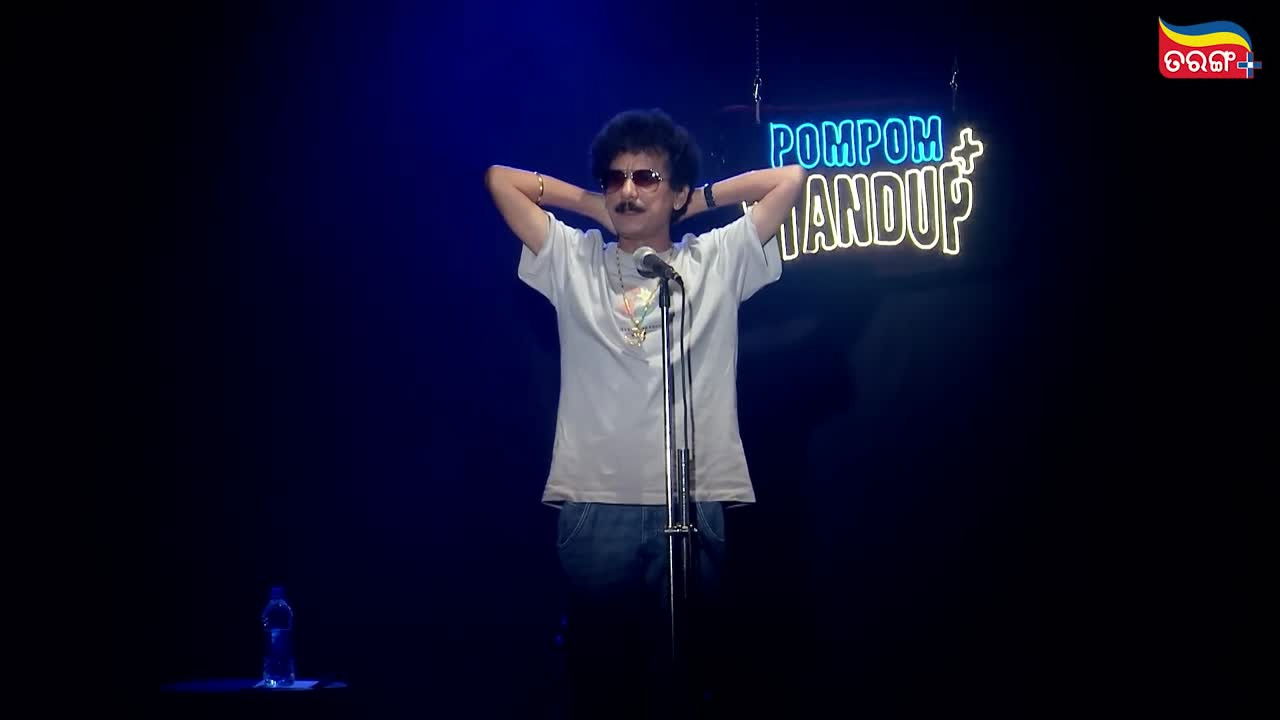 Pom Pom Standup+ backdrop