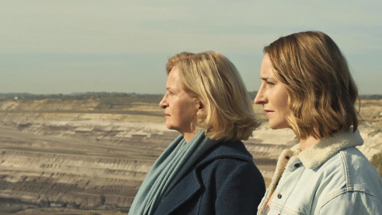 Eher fliegen hier UFOs backdrop