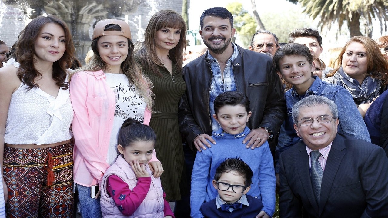 La familia de mi ex backdrop