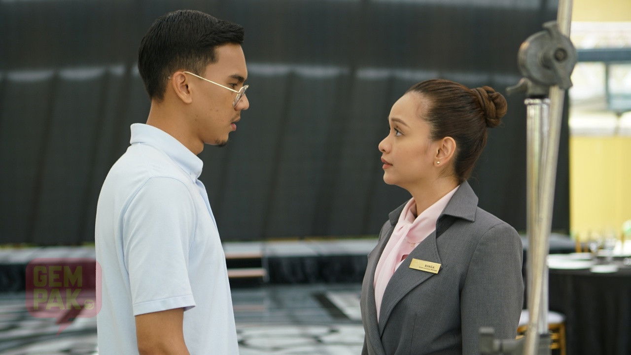 Bunga dan Kayu backdrop