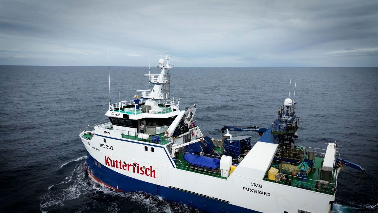 Gegen Wind und Wellen - Auf Fangfahrt mit den deutschen Seelachsfischern backdrop