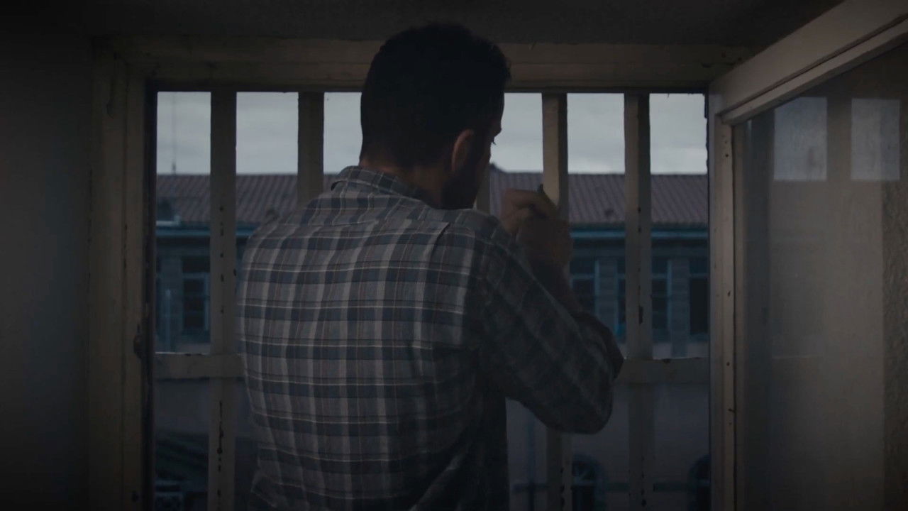 La Double Évasion backdrop