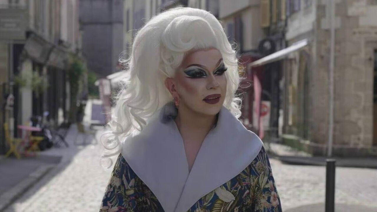 Queens in Finistère backdrop