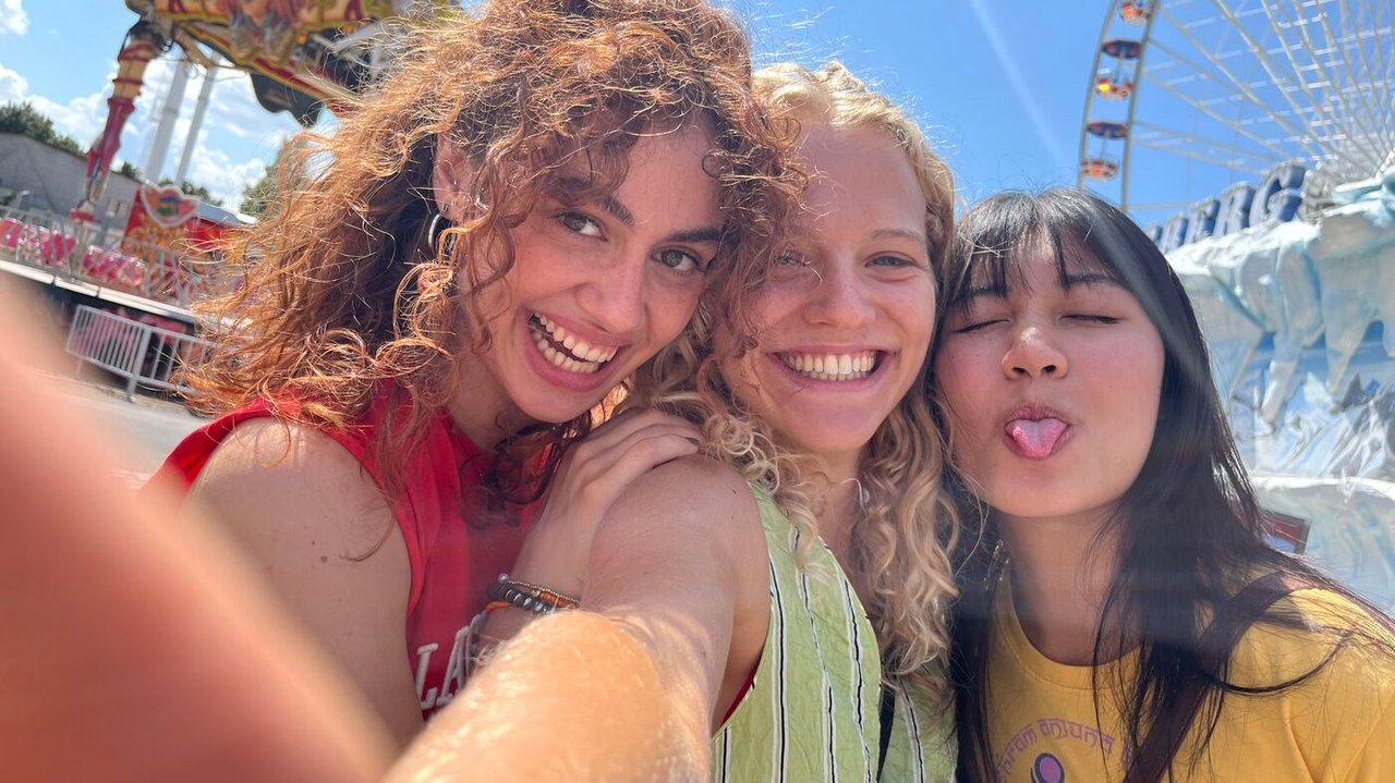 Mädchen Mädchen! backdrop