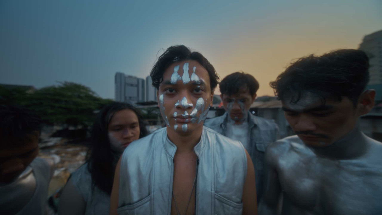 Makwan City of Dreams - The Silvermen backdrop