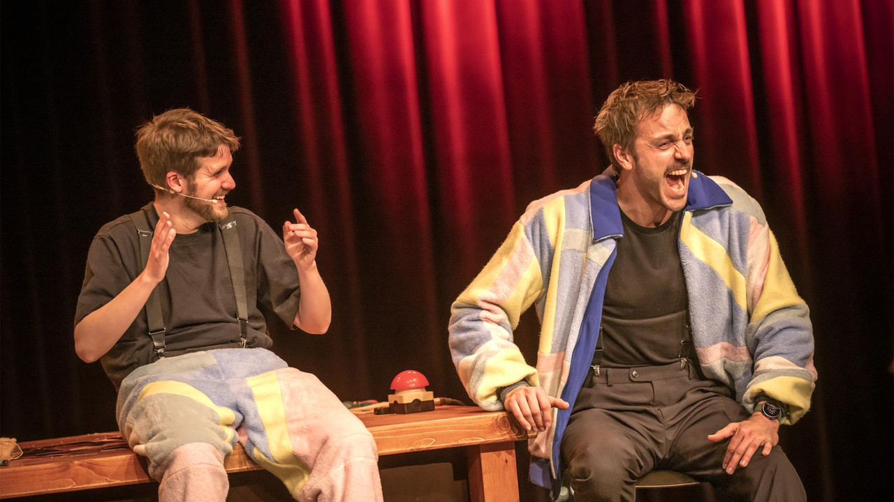 Guga Baúl & Jonas Van Thielen - Badje Vol met Stroop XXL backdrop