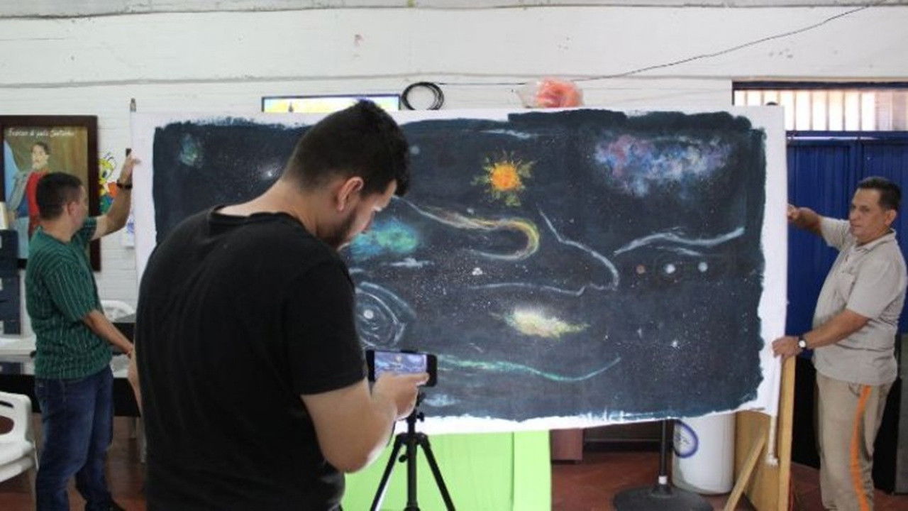 De otro mundo backdrop