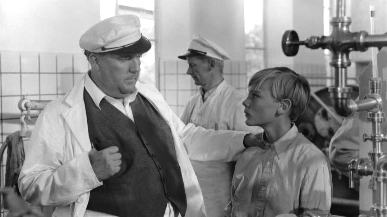 Ta' Pelle med backdrop