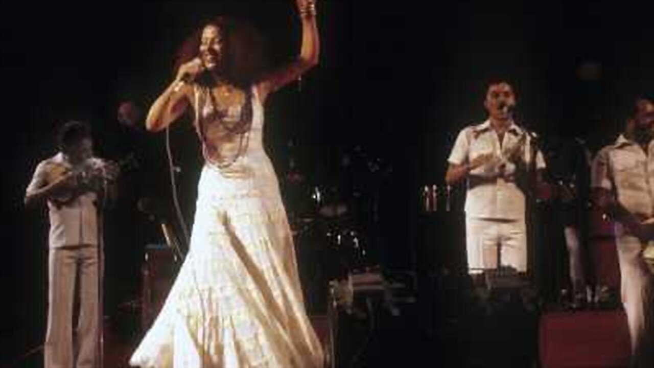 Clara Estrela backdrop