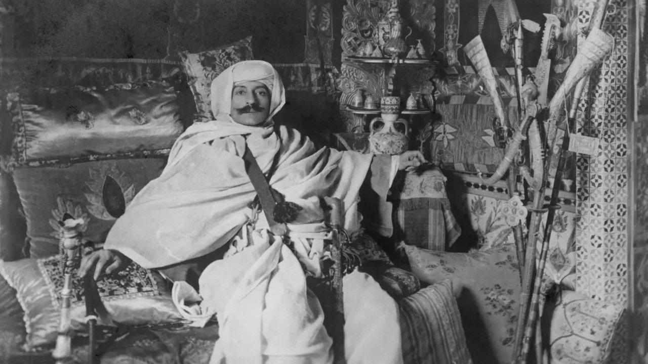 Le monde selon Pierre Loti backdrop