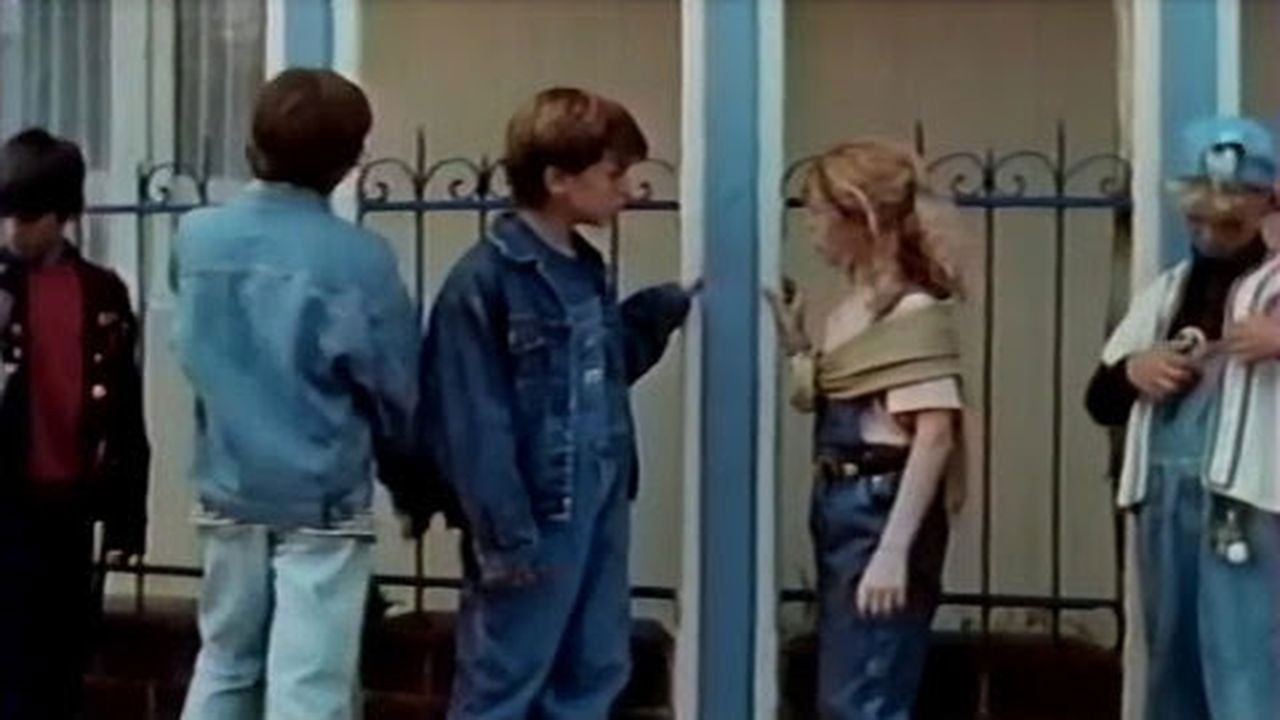 Les genoux cagneux backdrop