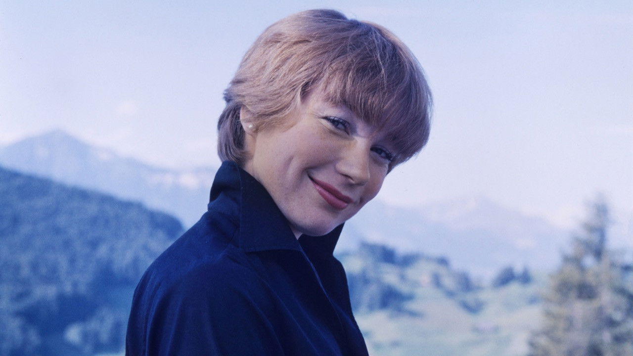 Shirley MacLaine, comme un torrent backdrop