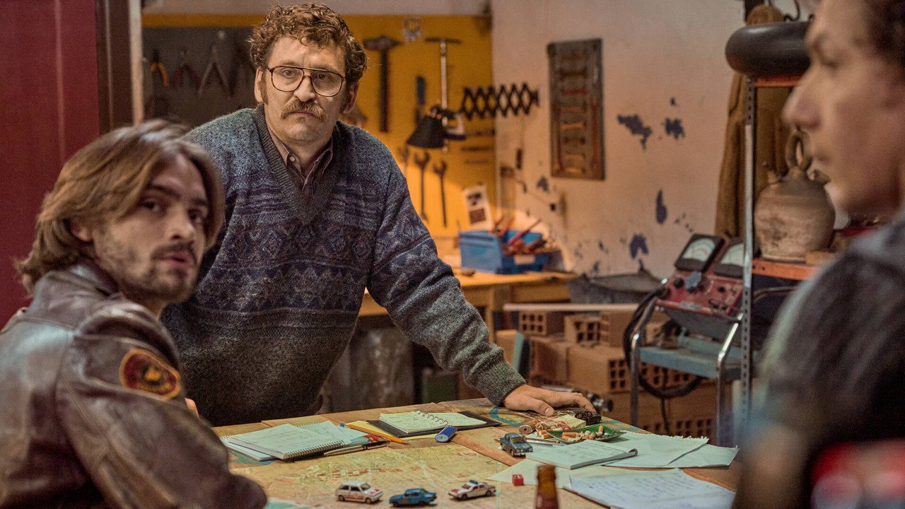 Por cien millones backdrop