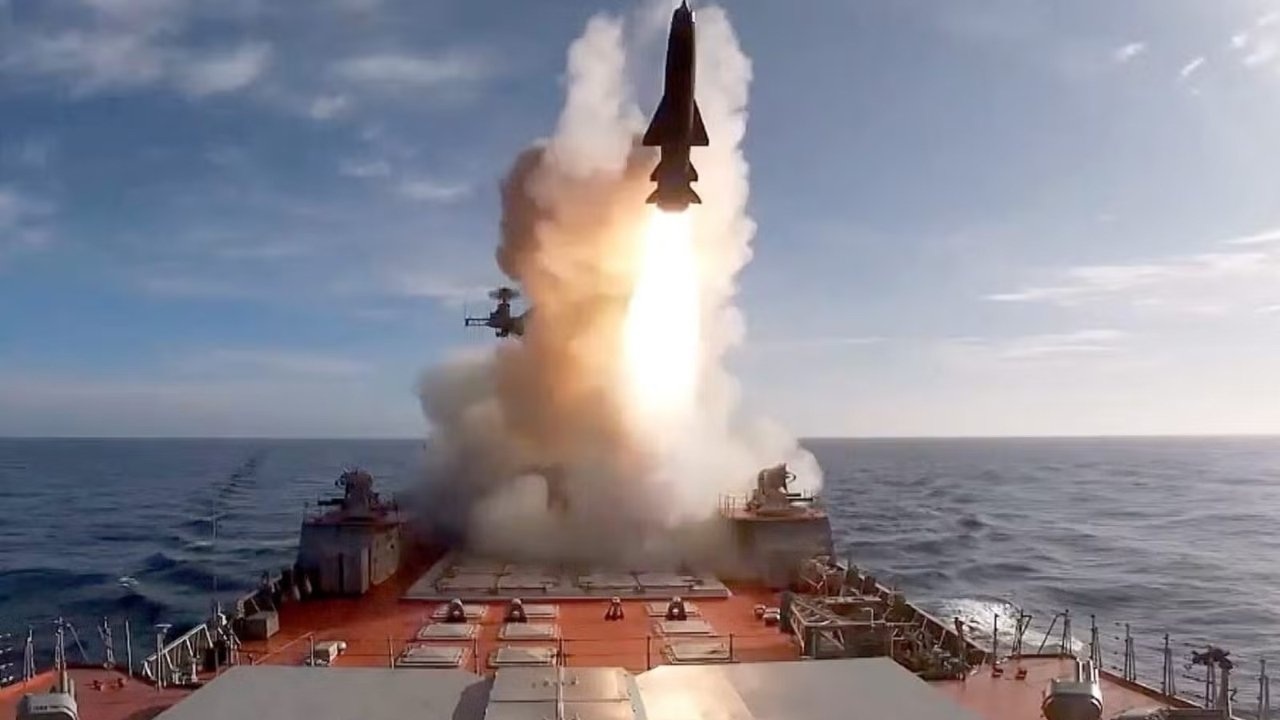 Poutine et la guerre des cinq mers backdrop