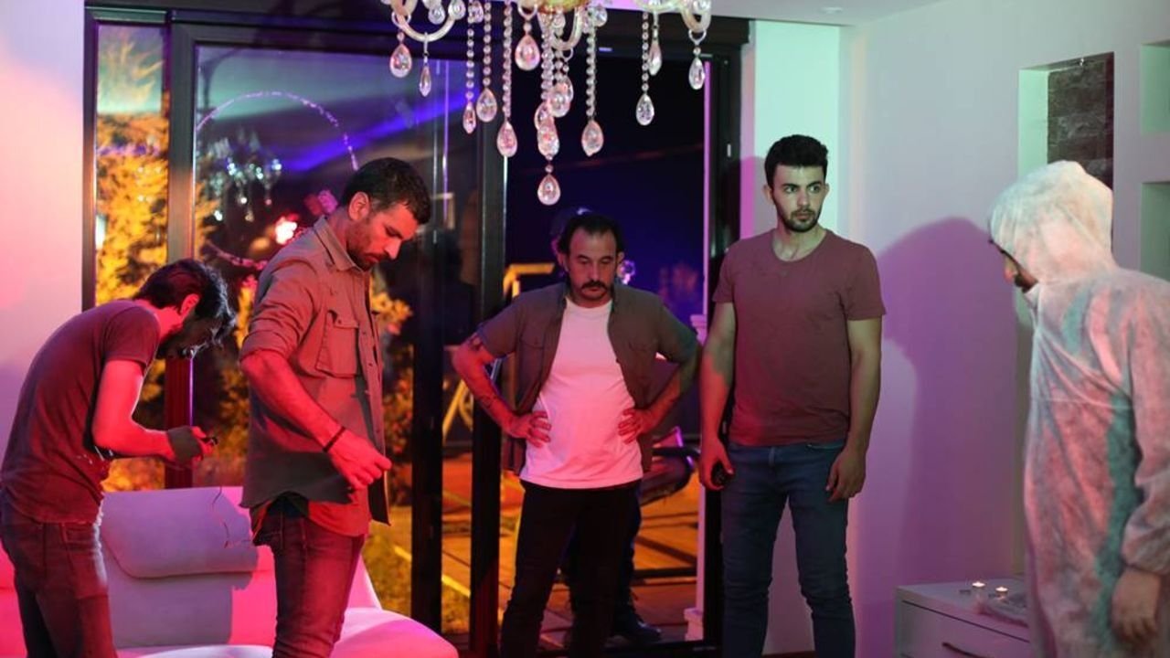 45-25 #KusursuzCinayet backdrop