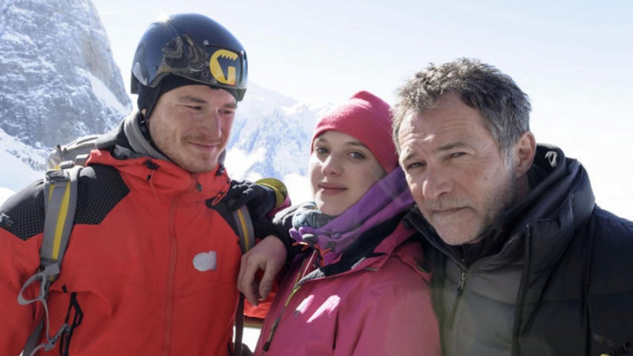 À corde tendue backdrop