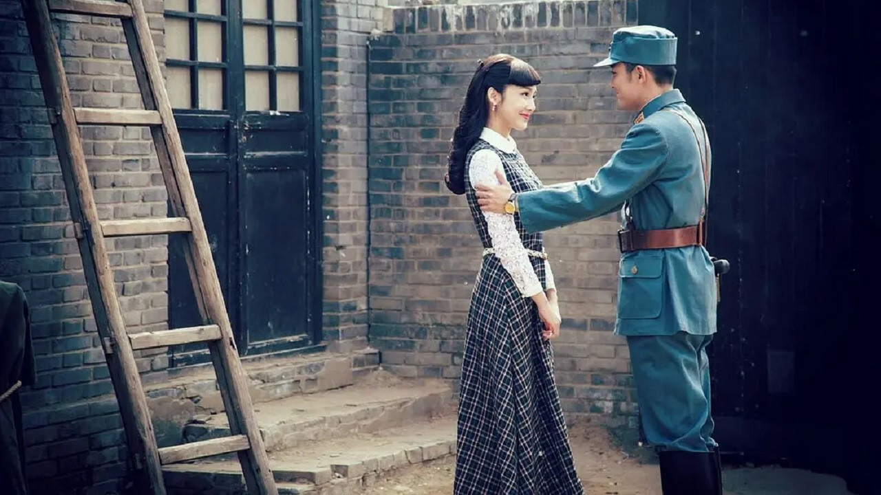 红旗漫卷西风 backdrop