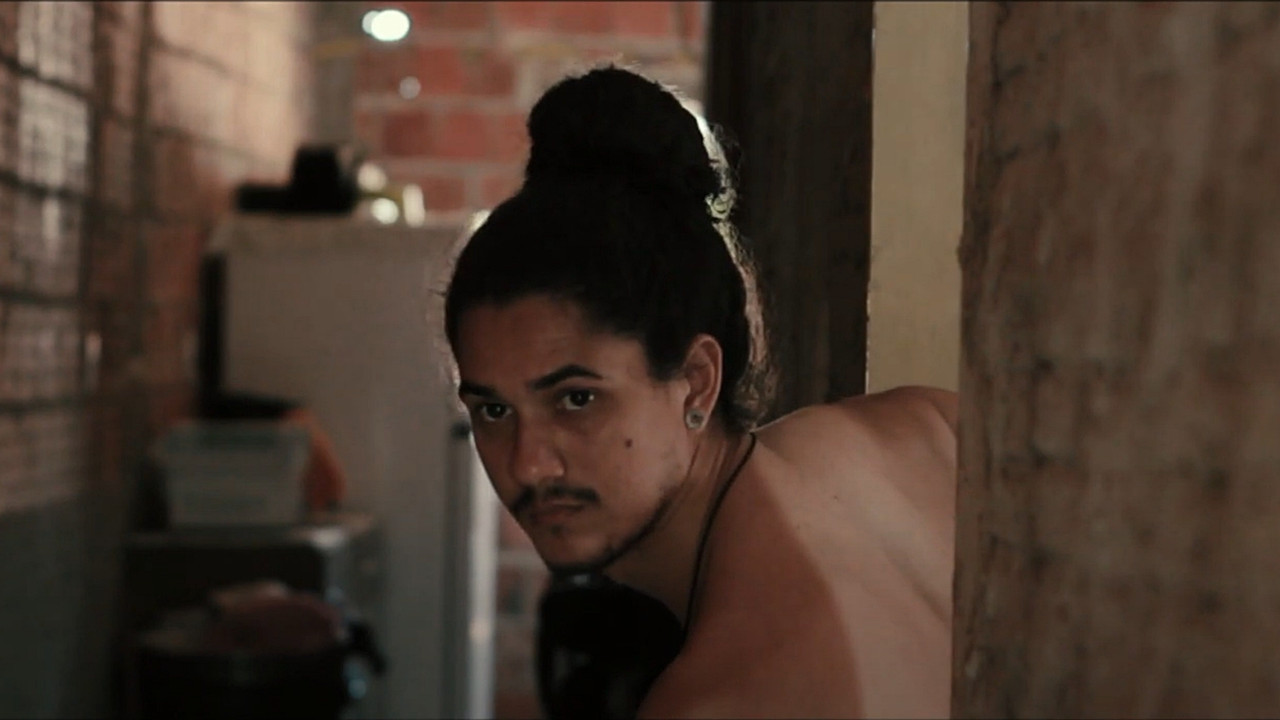 Tem Alguém Na Minha Casa backdrop