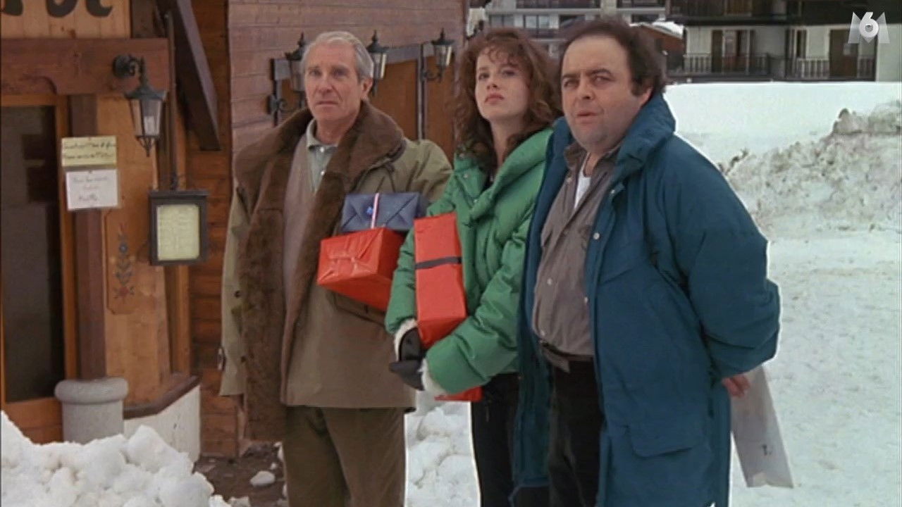 La Petite Amie backdrop