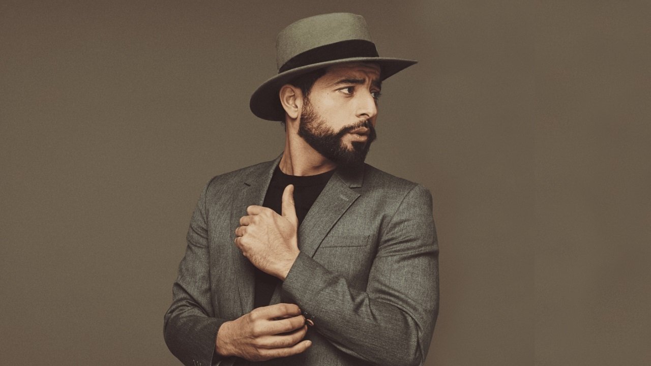 Redouanne Harjane - A La Cigale backdrop