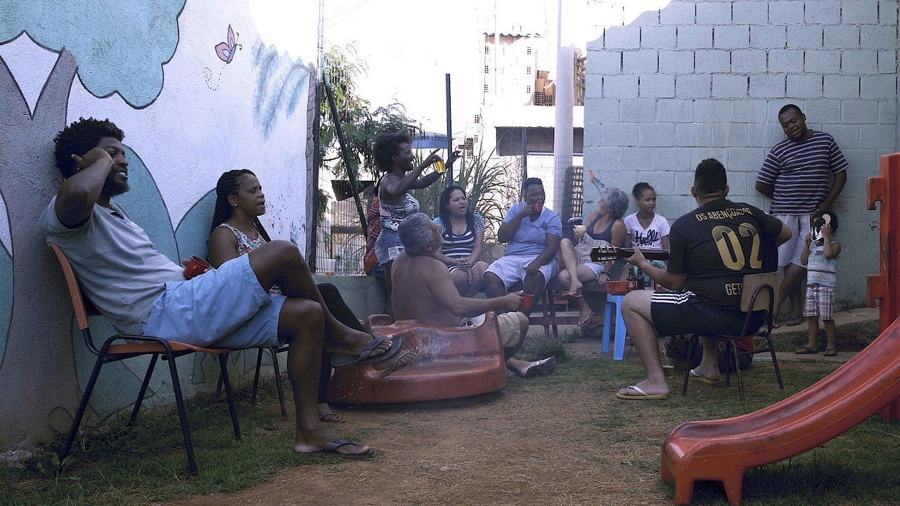 Entre Nós Talvez Estejam Multidões backdrop