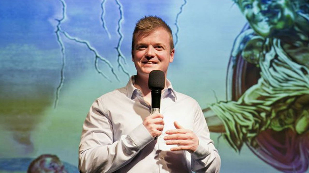 Tobias Dybvad: Sjov mand - Klam personlighed backdrop