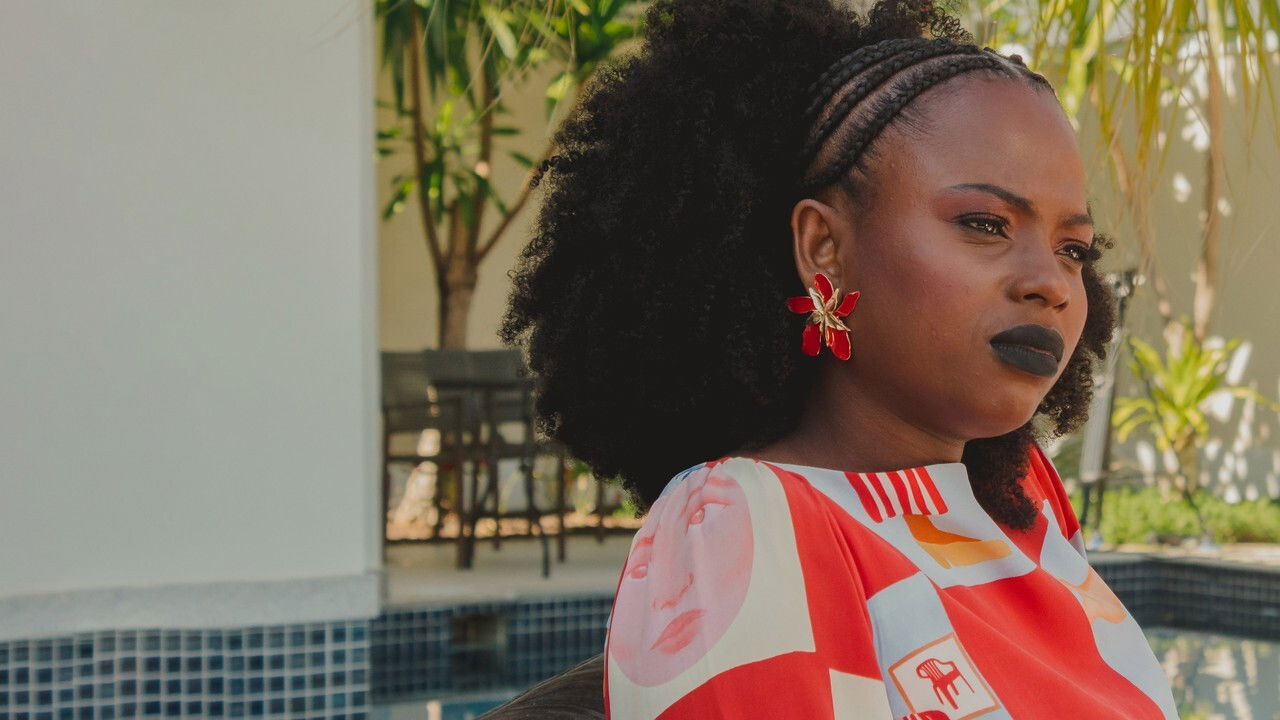 Sexta Black backdrop