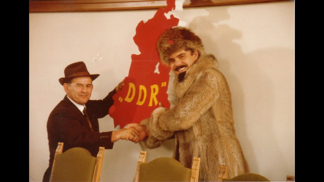 Land der Räuber und Gendarmen backdrop