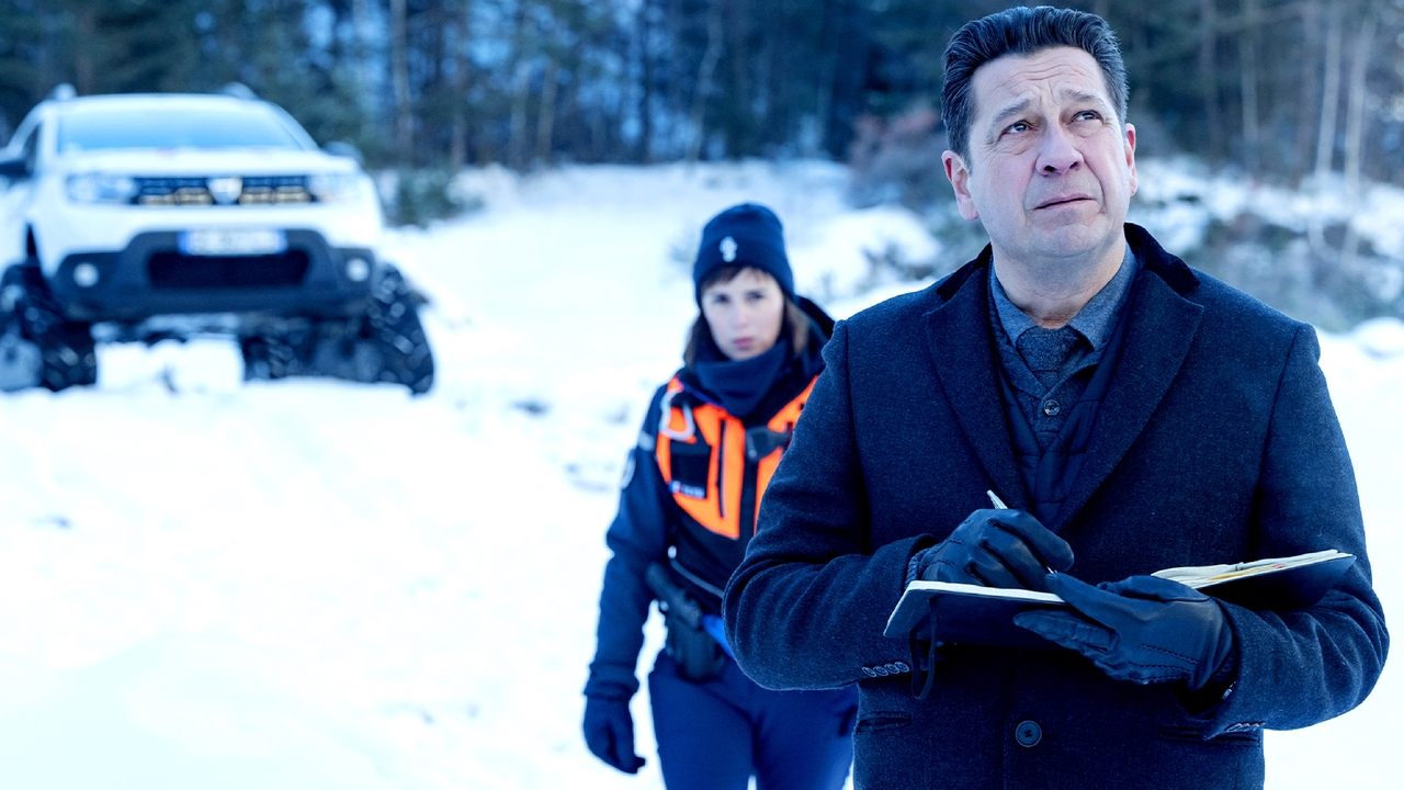 Noir comme neige : Morts au Sommet backdrop