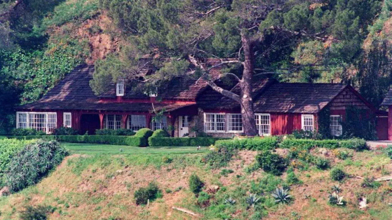 Haunted Homes of Hollywood backdrop