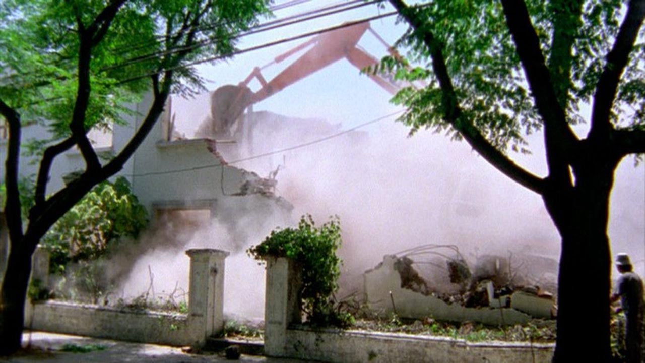 Aquí se construye (o Ya no existe el lugar donde nací) backdrop