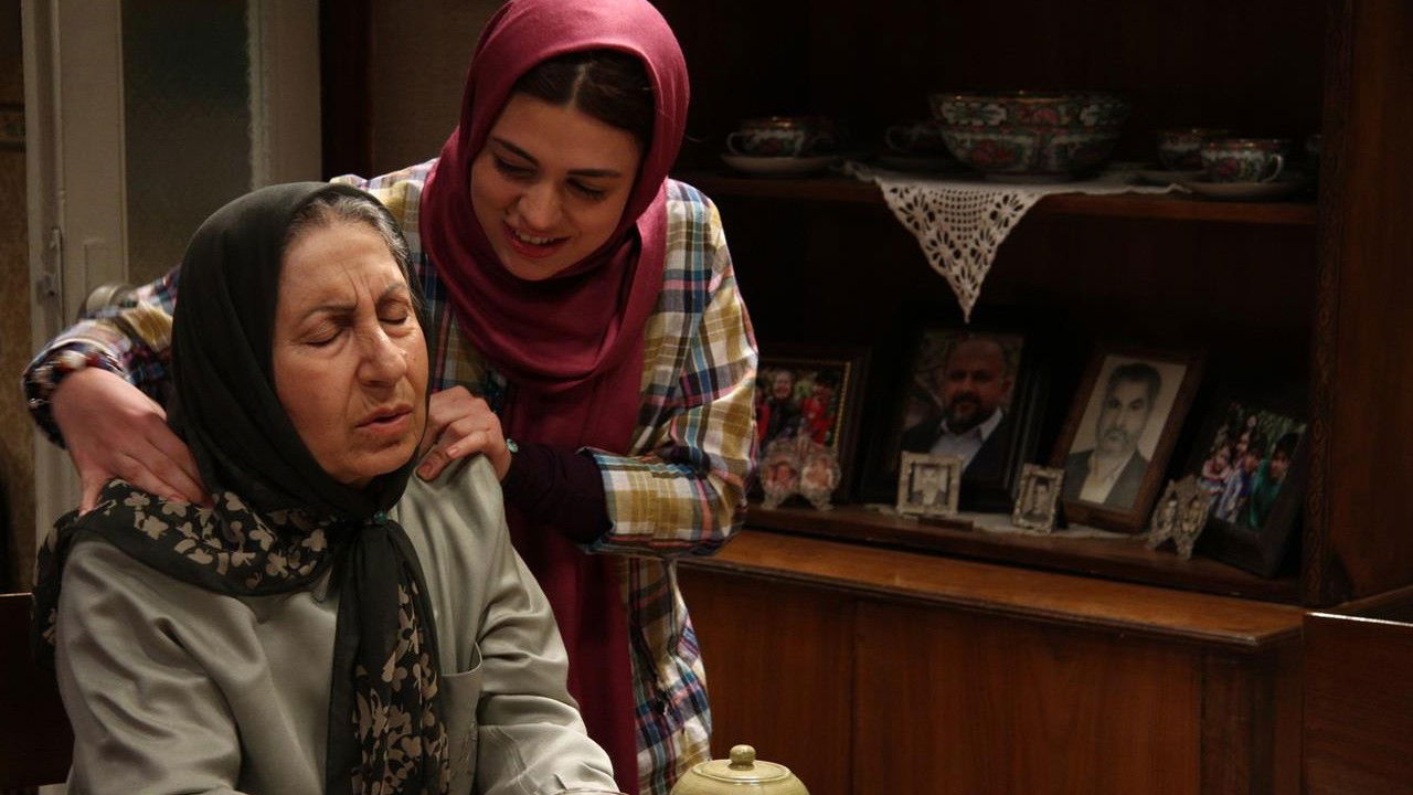 Kissing the Moon-Like Face backdrop