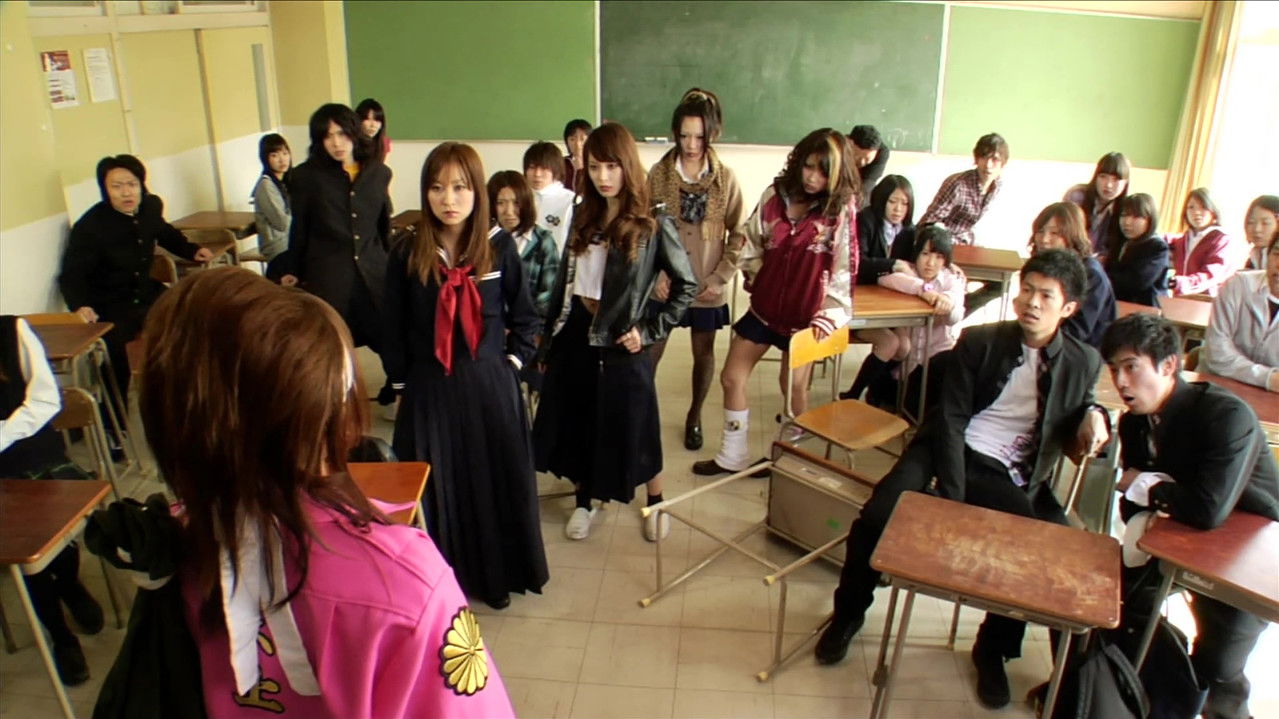 Ladies Vs Warumen backdrop