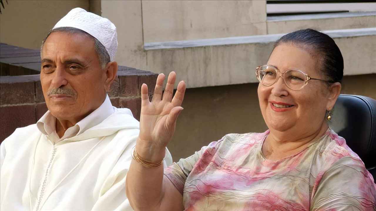 Dans la vie backdrop