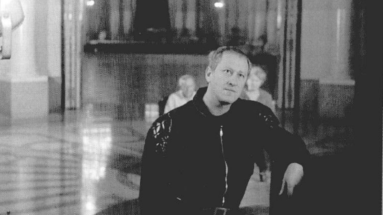 ¿Quién está matando a los gorriones? backdrop