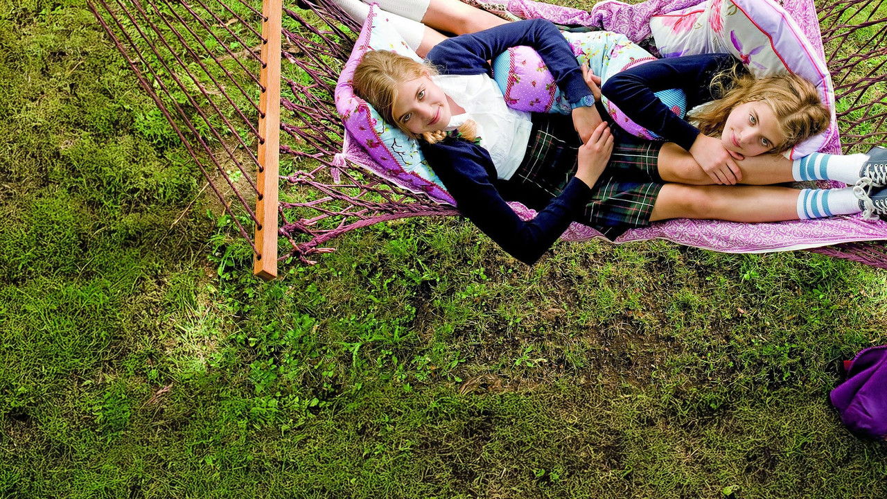 Hanni & Nanni 2 backdrop