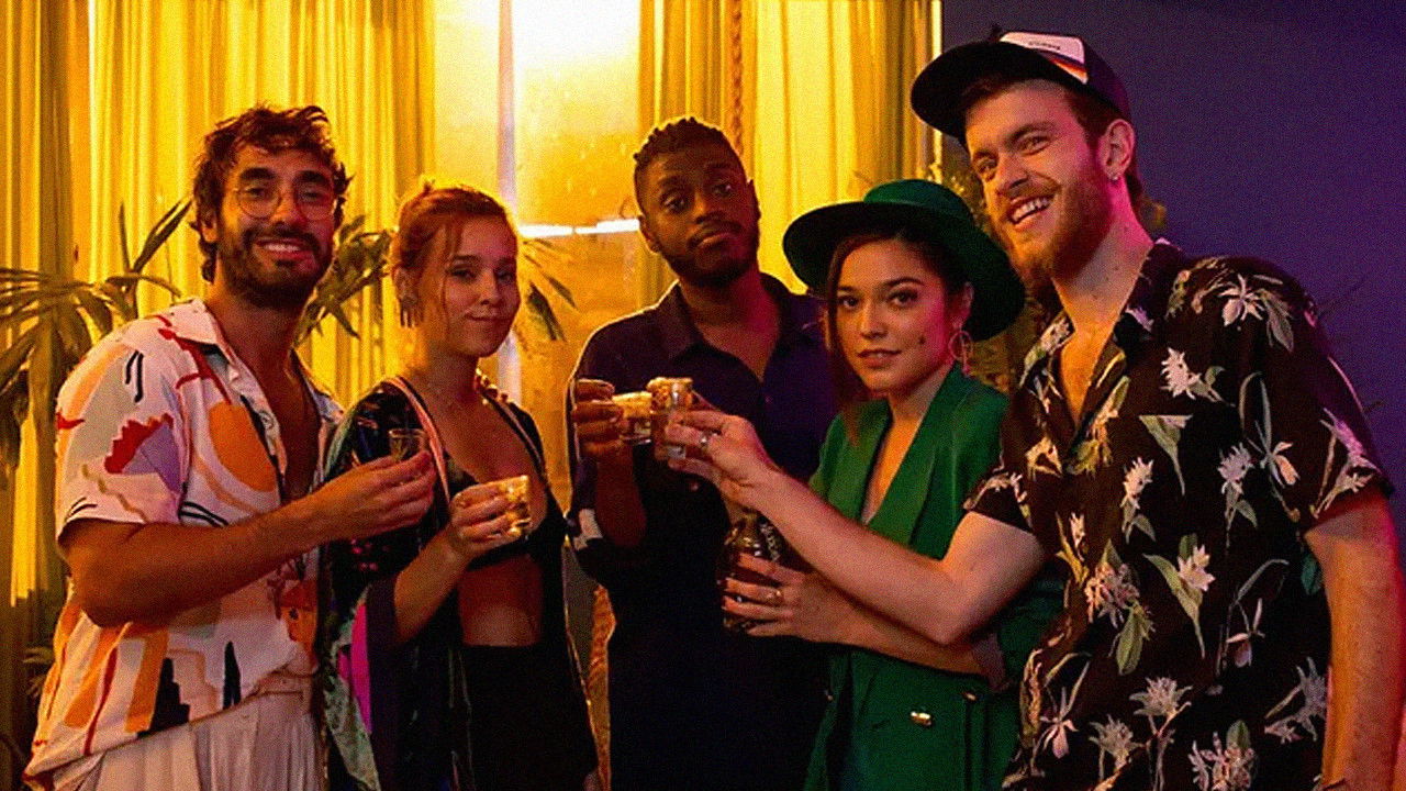 Cedo Demais backdrop