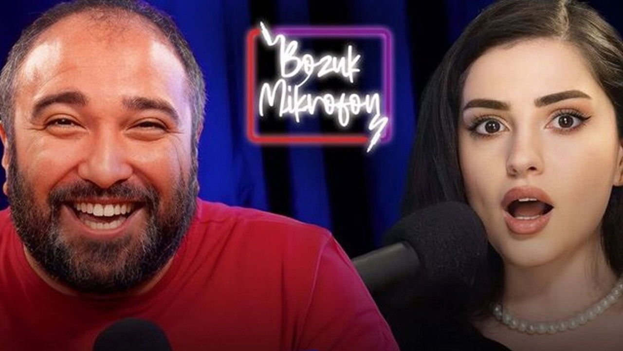 Bozuk Mikrofon backdrop