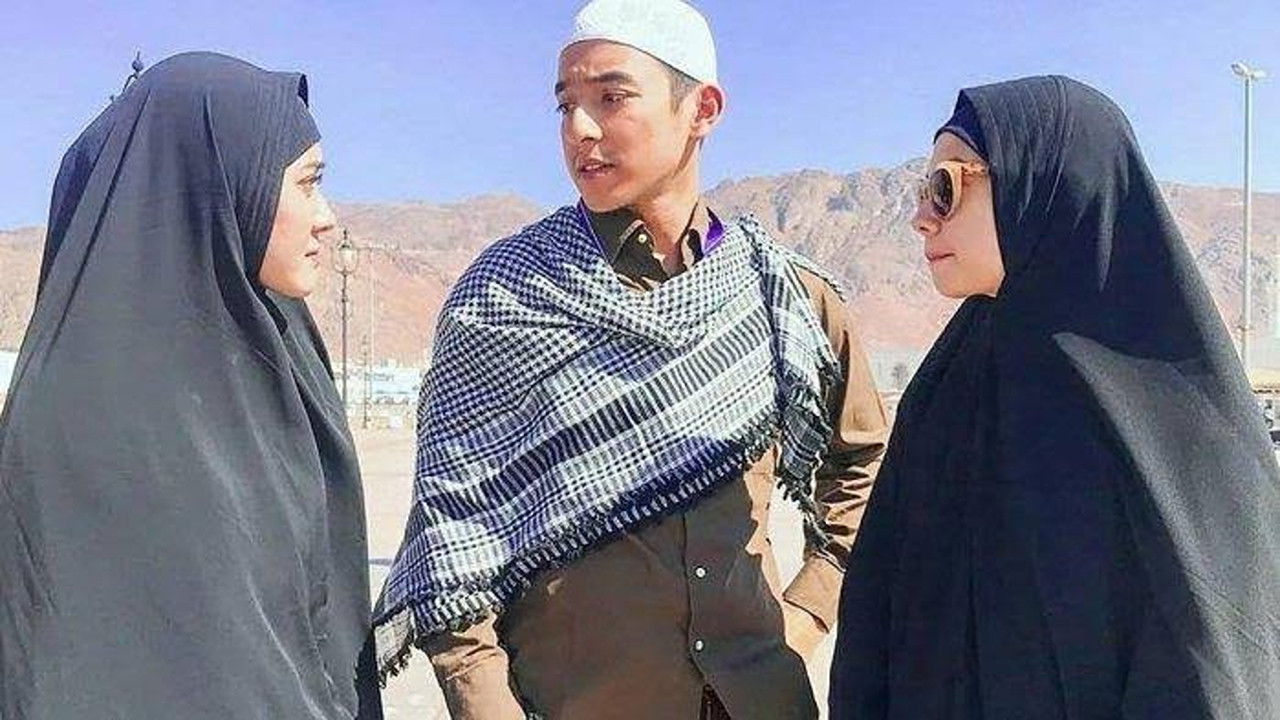 Dua Surga Dalam Cintaku backdrop