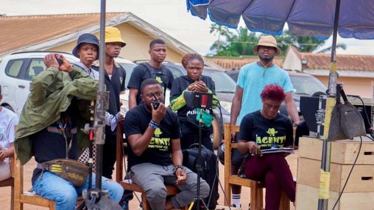 Agents Un Peu Trop Secrets backdrop