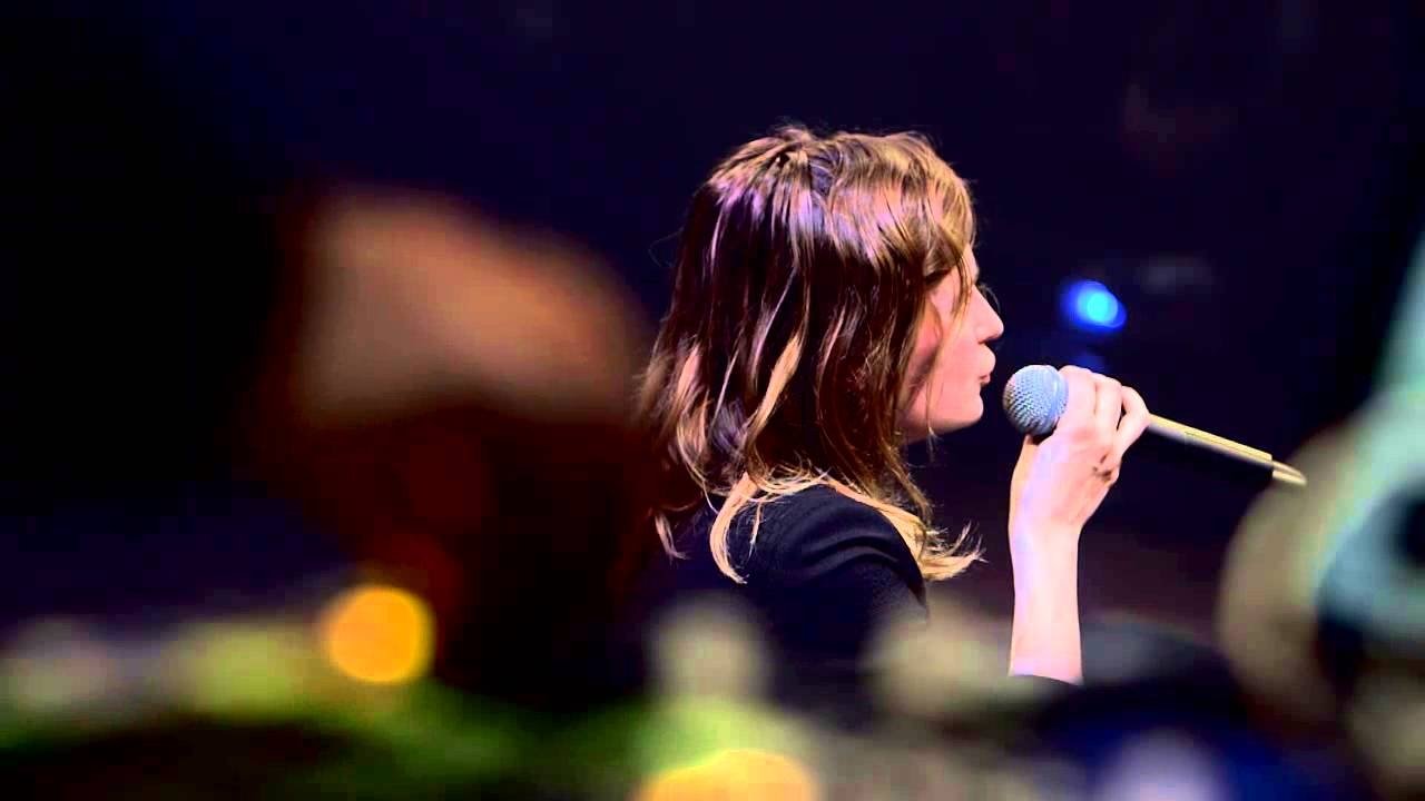 Christine and the Queens : Chaleur humaine backdrop