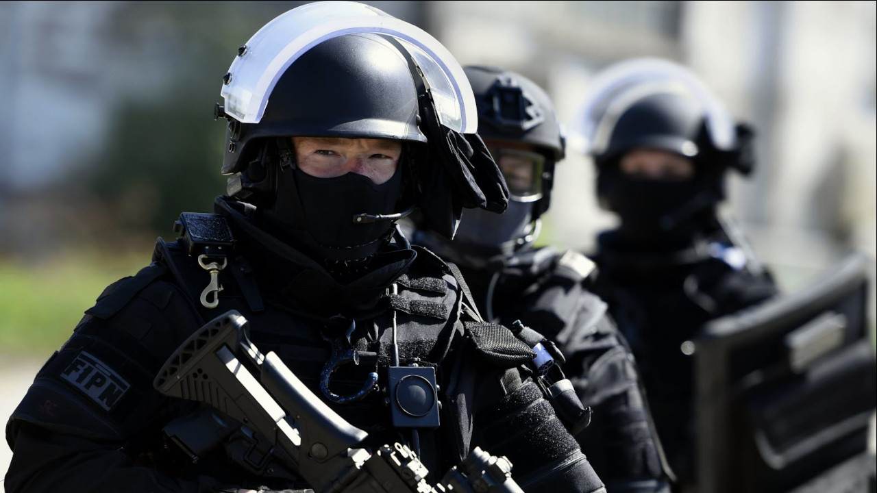 Les Hommes du RAID backdrop