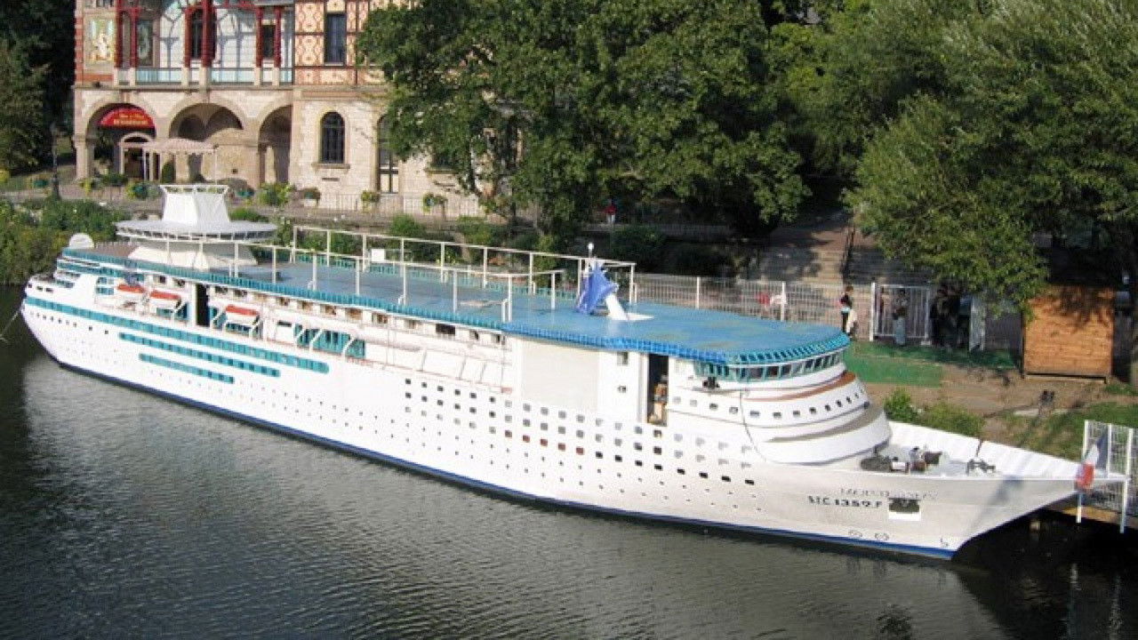 Un paquebot dans le jardin backdrop