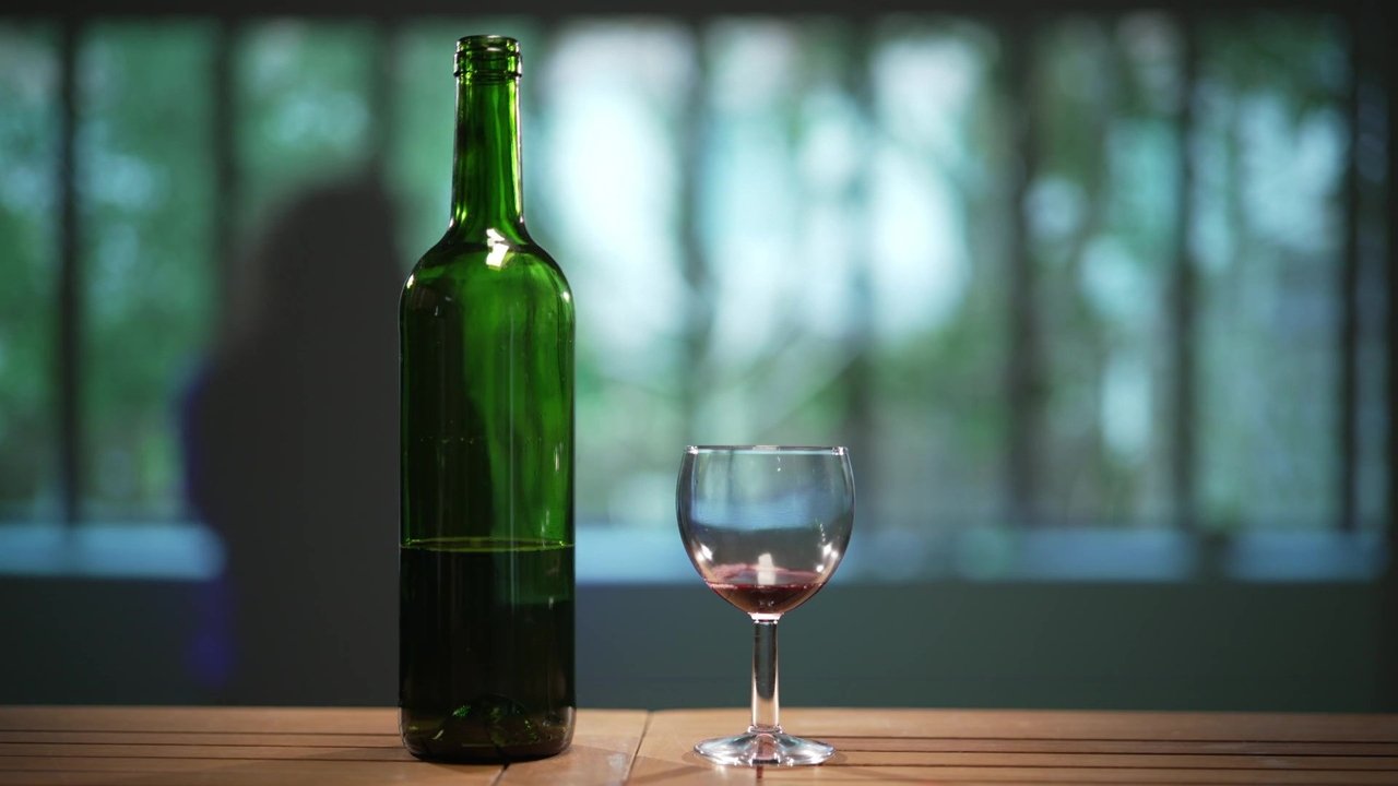 Alcool au féminin, elles brisent le tabou backdrop