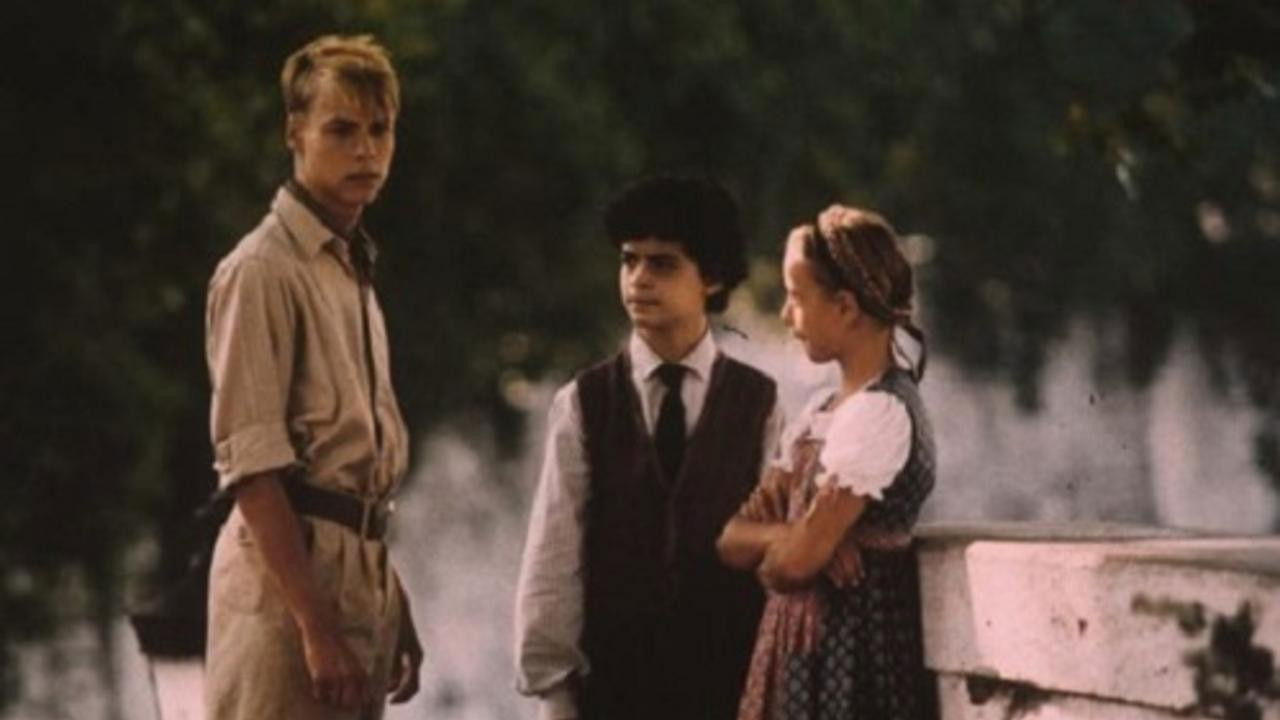 Nemici d'infanzia backdrop