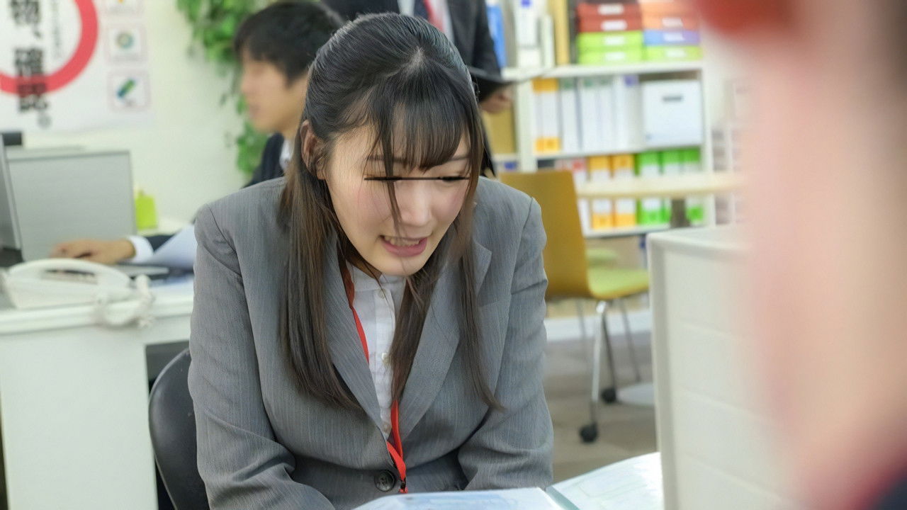 遠姦恥辱　アソコにリモバイを突っこまれ、接客中に愛液が太ももを滴り落ちるほどイキ我慢させられる女 backdrop