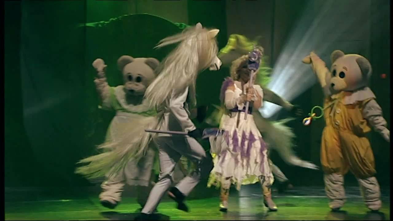 Ti-Ti Nalle & Hirsimetsän salaisuuksien yö backdrop